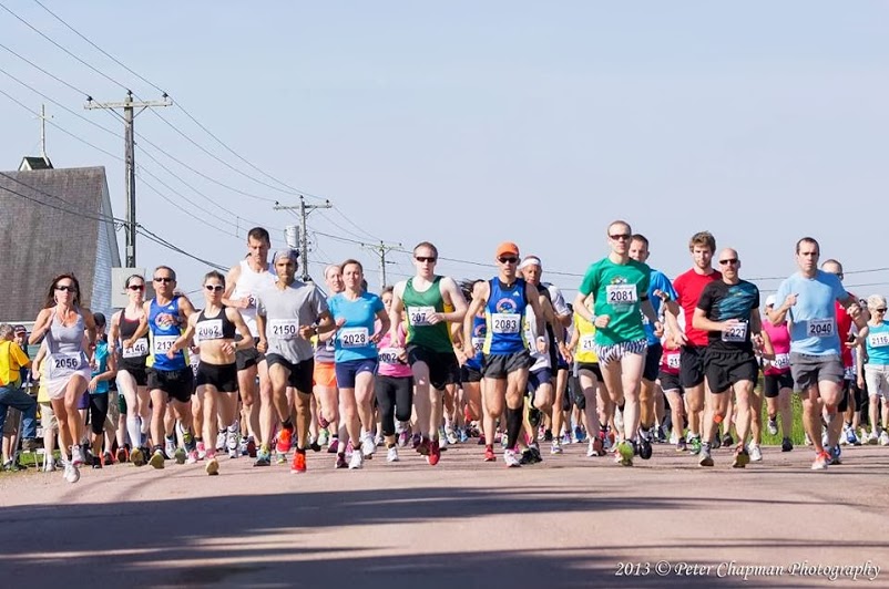 runners at start line of 10km race